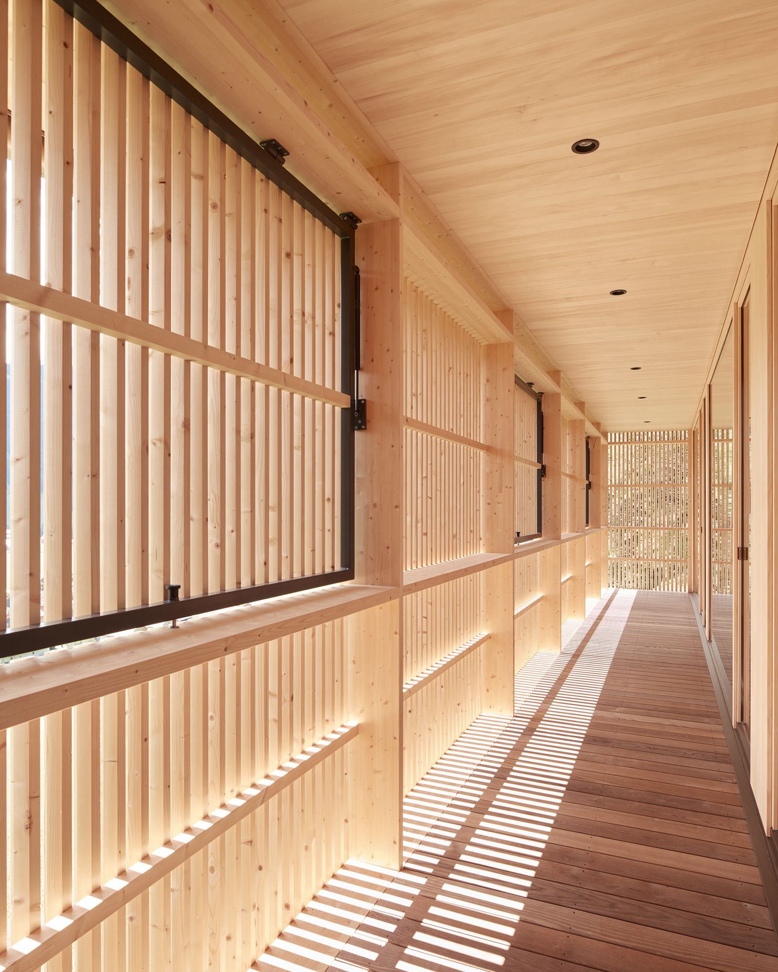Balkón zvonku prekrytý drevenými lamelami