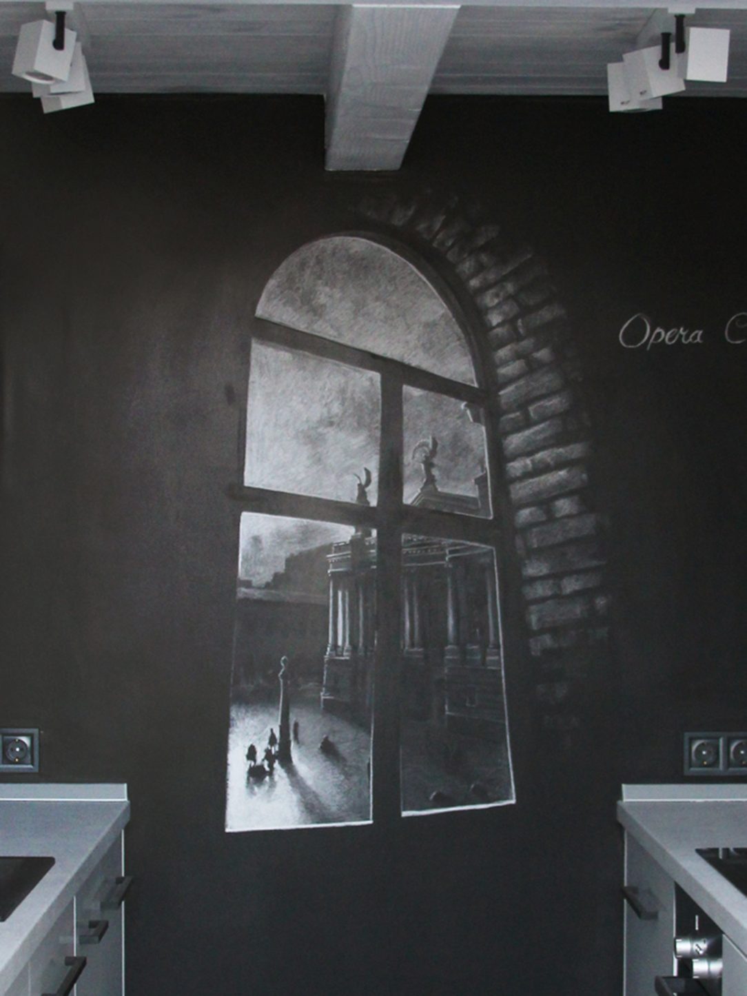 Dekorácia vytvorená z fotografie niekdajšieho okna umiestnená na jedinej čiernej stene bytu