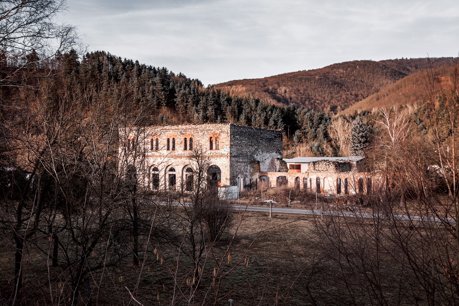 Hámor v Štefanskej Hute. Podnik na spracovanie a tavenie železa pri Kluknave bol komplex najmodernejších hutníckych zariadení prví v Európe elektrolýzou vyrábali meď striebro aj ortuť.