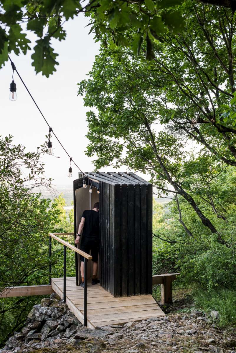 Toaleta umiestnená neďaleko domčeka je samozrejme suchá s ekologickým splachovaním drevenými pilinami.