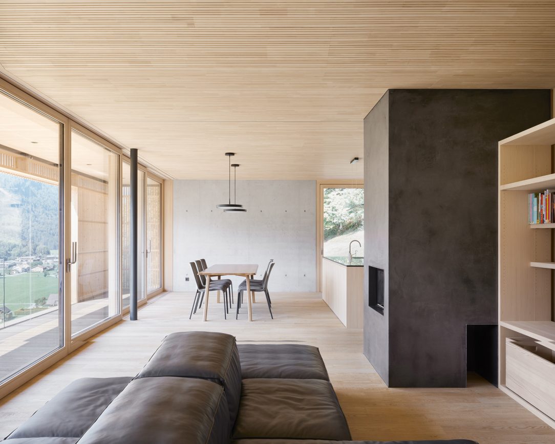 V interiéri hrajú prím dva základné materiály – pohľadový betón a drevo zo striebornej jedle