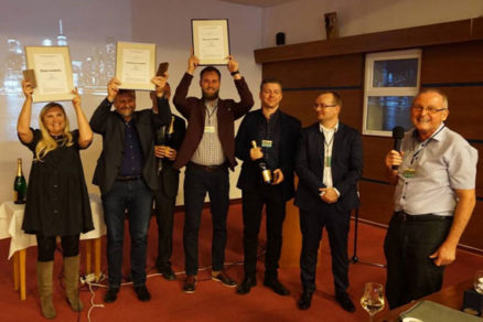 Víťazi (zľava): Jarmila Švingáľová (Zlatá medaila), Emil Izakovič, Miroslav Machovič (Strieborná medaila), Dalibor Száras, Štefan Szabó (Bronzová medaila), prezident SZ CHKT Vladimír Orovnický a predseda SV IIR Peter Tomlein
