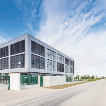 DELTA zrealizovala v BIM programe kancelársku budovu v Piešťanoch pre spoločnost EKOM. Budova je postavená v ultranízkoenergetickom štandarde A1.