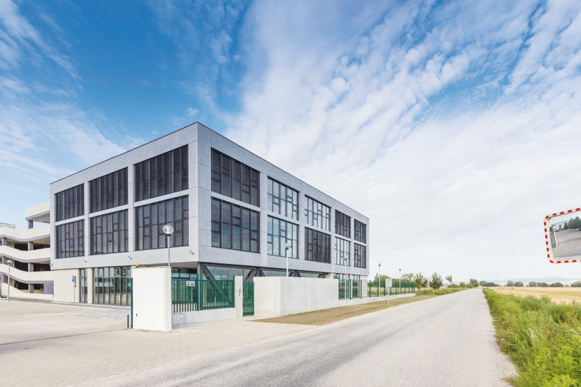 DELTA zrealizovala v BIM programe kancelársku budovu v Piešťanoch pre spoločnost EKOM. Budova je postavená v ultranízkoenergetickom štandarde A1.