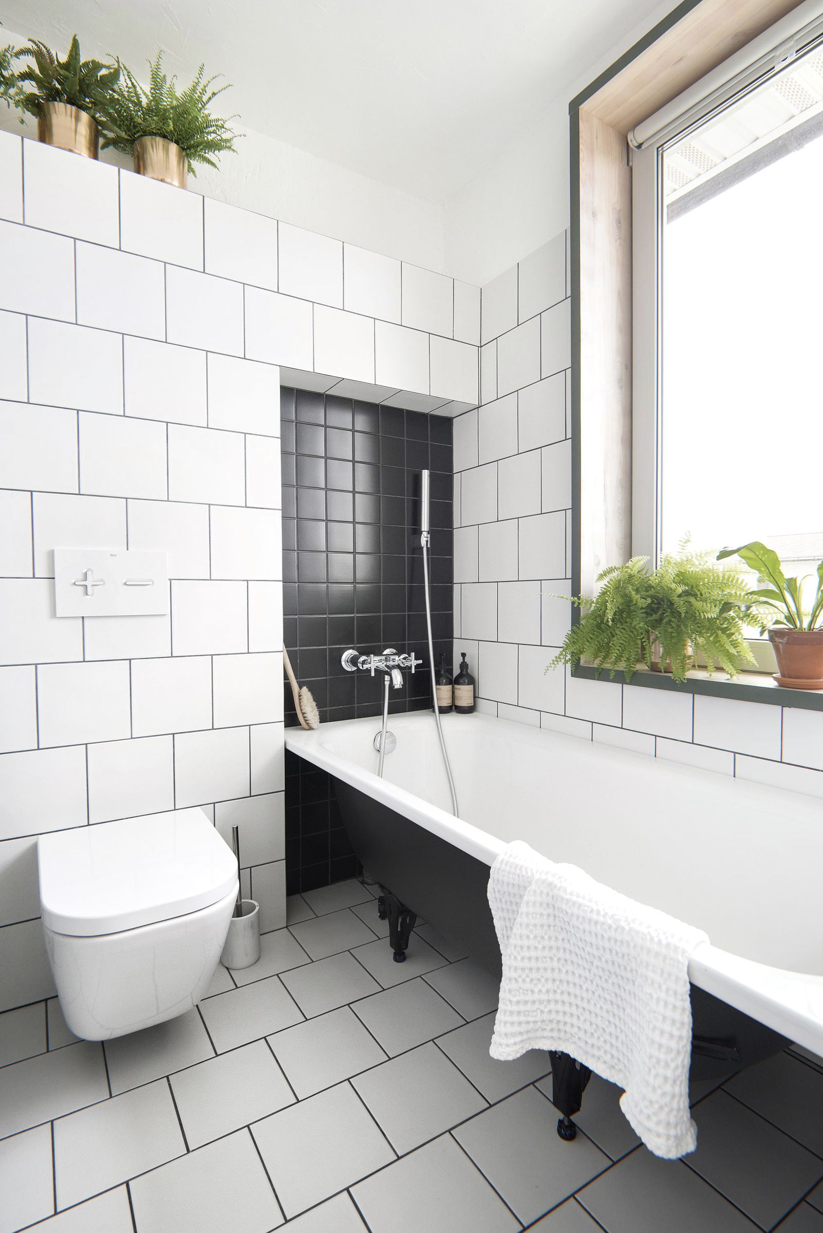 Белая плитка в интерьере ванной. Ванная с белой плиткой. Белая ванная в скандинавском стиле. Ванная белая плитка лофт. Санузел в белой плитке