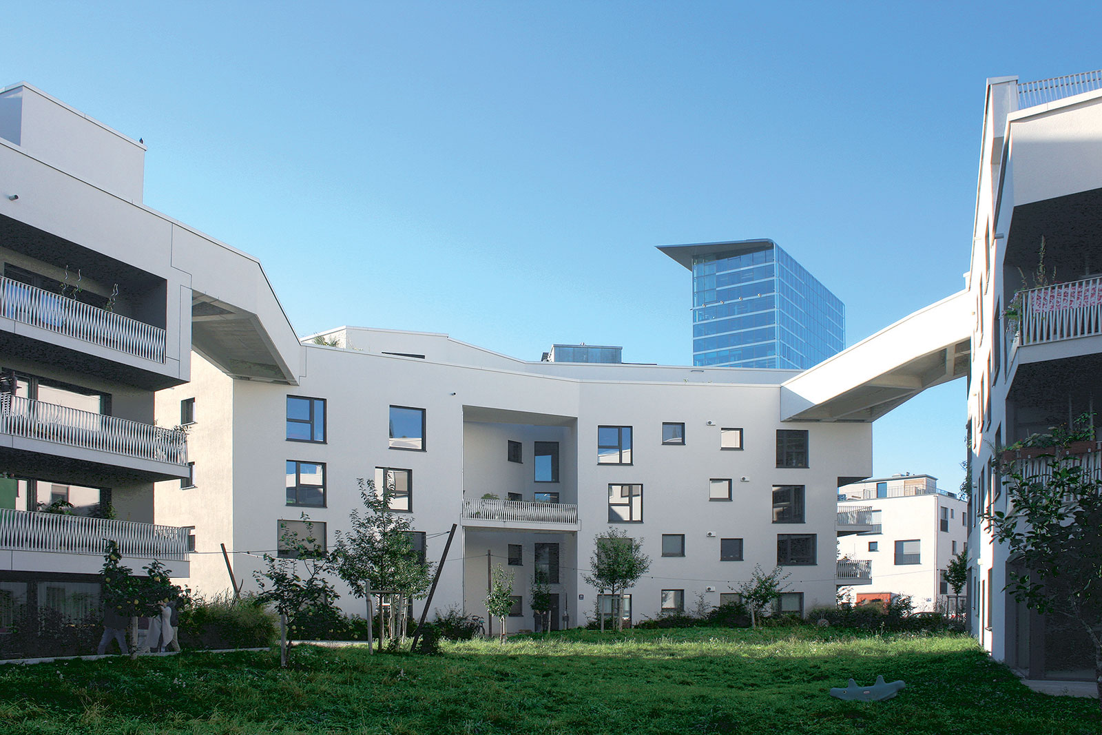 Neľahké hľadanie kompromisu medzi víziou architektov a požiadavkami komunity obyvateľov dopadla nad očakávania. Komplexu sociálnych bytov WagnisART to prinieslo bohatú paletu spoločných priestorov. Architektom zase ocenenie DAM Preis 2018 za najlepší architektonický počin pochádzajúci z Nemecka.
