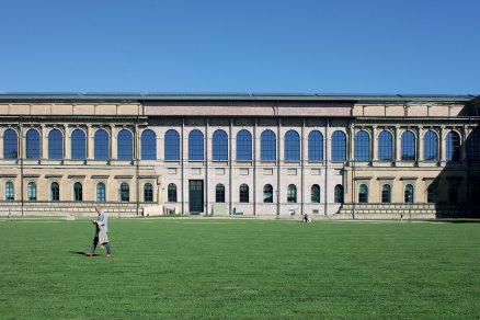 Stará pinakotéka je výborným príkladom rekonštrukcie historickej stavby, ktorú poznačilo bombardovanie počas 2. svetovej vojny. Citlivou dostavbou bez zbytočnej ozdobnosti, no s patričnou úctou ukázal v 50-tych rokoch 20. storočia Hans Döllgast svoje majstrovstvo.