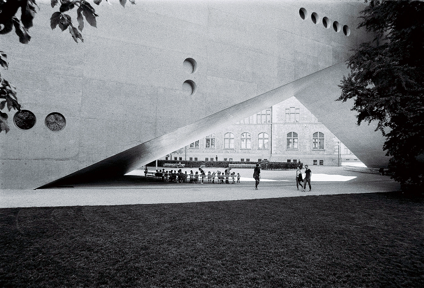 V architektúre ateliéru Christ & Gantenbein sa spája jedinečnosť ruka v ruke s kontextom okolia. Okrem prístavby zürišského múzea sme si mohli preštudovať ich tvorbu aj na minuloročnom Archtripe, na projekte prístavby ku galérii umenia v Bazileji.