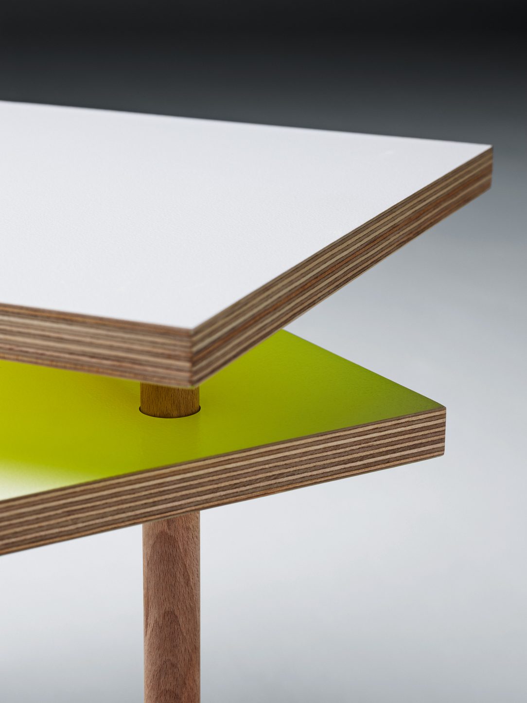 Stolík Utsuri table je vytvorený tak aby sa mohol prispôsobiť každej miestnosti.