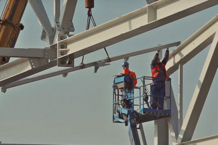 Výstavba veľkorozponového oceľového skeletu hangáru