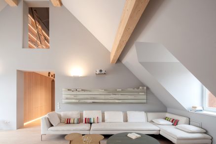 Všetky miestnosti v podkroví architekti zdôraznili drevenými stropnými trámami na bielom murive.