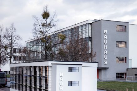 Wohnmachine SPINNING TRIANGLES, SAVVY Contemporary Elsa Westreicher a Bonaventure Soh Bejeng Ndikung Kópia slávnej budovy Bauhausu v Dessau slúži ako mobilná platforma na diskusie o neľahkých témach. „Teoreticky aj prakticky skúmame to, akú úlohu dokáže zohrať dizajn v sociálnom aj politickom dianí,“ vysvetľujú autori.
