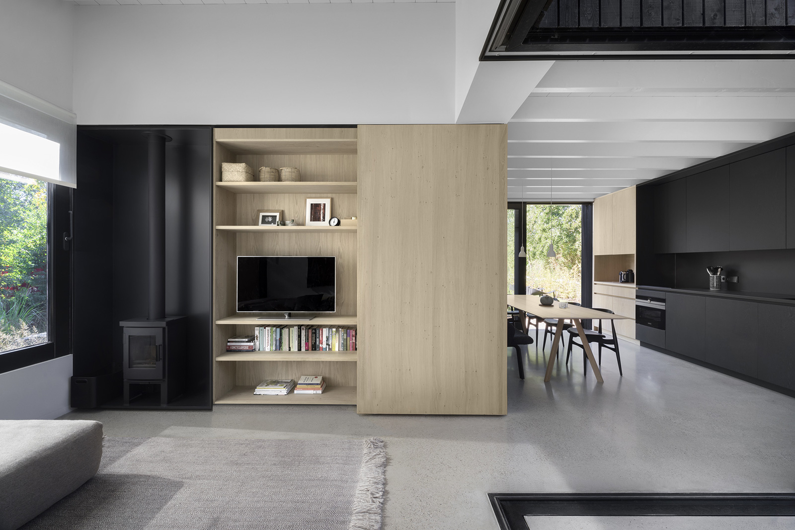 Grafickú a estetickú kvalitu interiéru zvýrazňuje na mieru vyrobený nábytok a vstavané skrinky