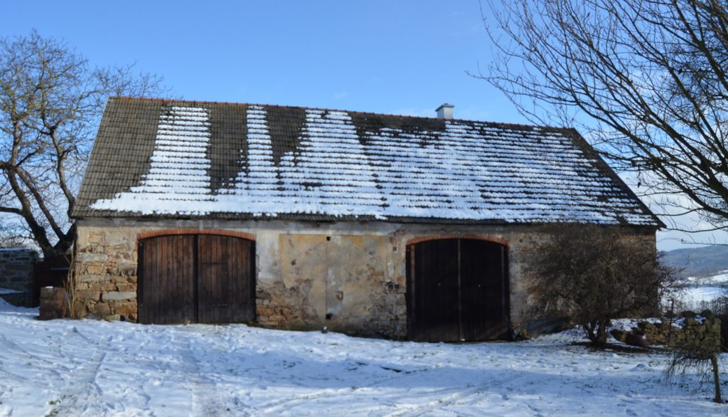 Podľa letopočtu ktorý bol uvedený na jej južnom štíte bola stodola postavená v roku 1882.
