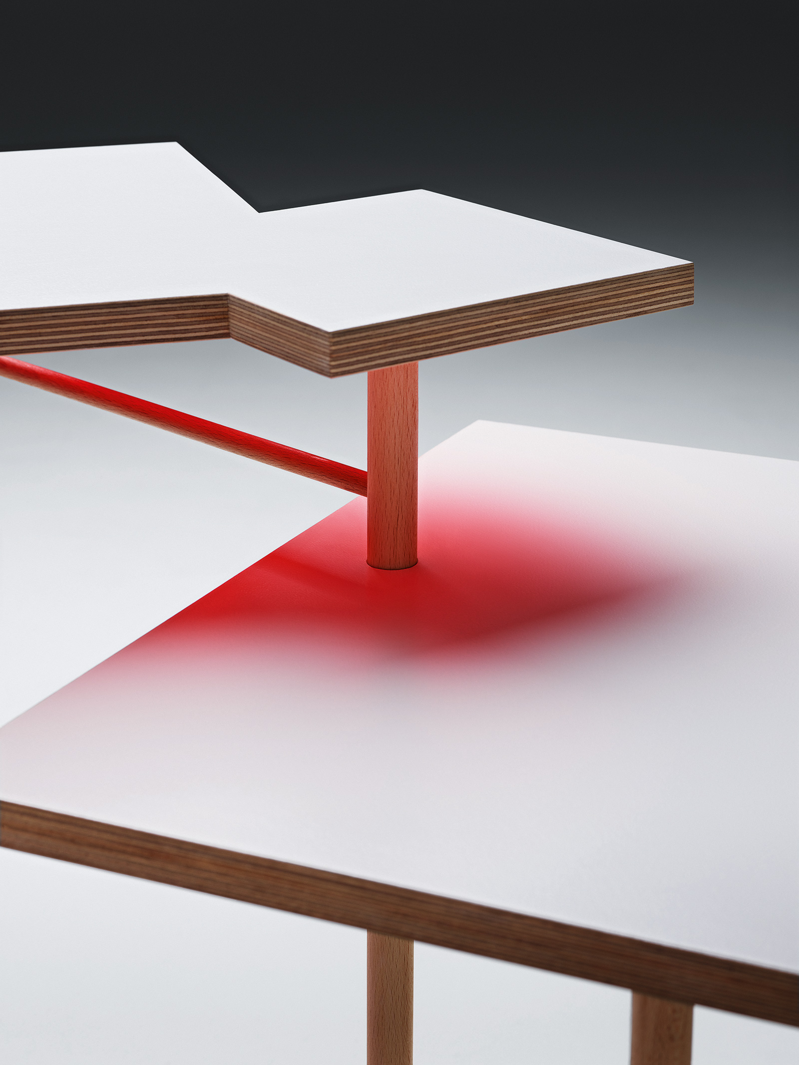 Podľa polohy dosiek stola a dopadu svetla odrážajú tieto plochy rôzne svoju farbu na okolitý materiál.