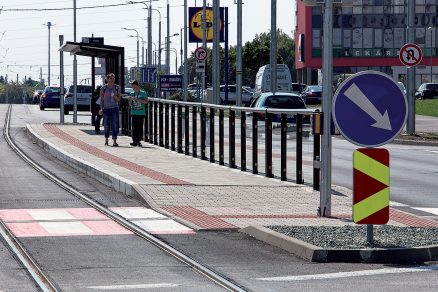 Zrealizovali sa stavebné úpravy existujúcich ostrovčekov zastávok, zoptimalizovalo sa umiestnenie električkových zastávok, resp. sa doplnili nové zastávky.