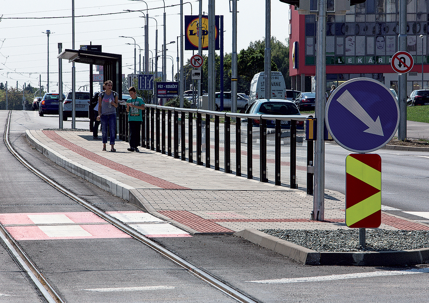 Zrealizovali sa stavebné úpravy existujúcich ostrovčekov zastávok, zoptimalizovalo sa umiestnenie električkových zastávok, resp. sa doplnili nové zastávky.