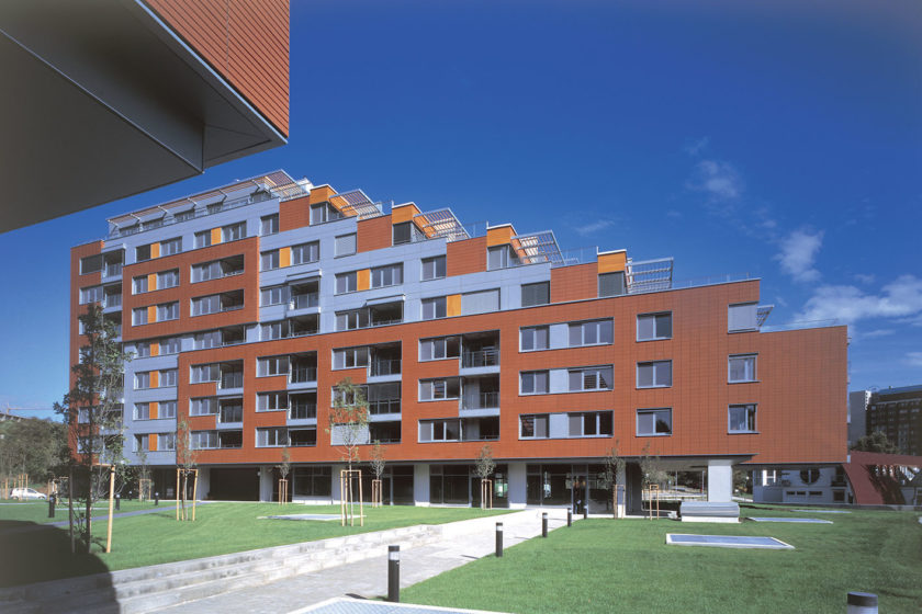 Bytové domy Karloveské rameno, Bratislava, 2002 – 2006 (Karol Stassel, Juraj Šujan). Víťazný návrh architektonickej súťaže. Dva terasovité objemy klesajúce k prírodnému prostrediu zátoky s bytmi a vybavenostným parterom.