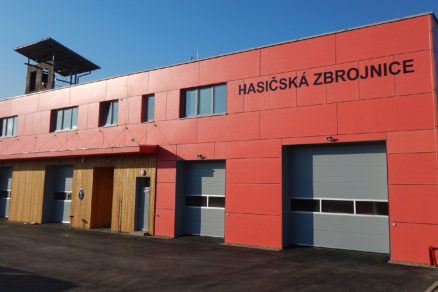 Novovybudovaná zbrojnica Zboru dobrovoľných hasičov v Újezdu u Průhonic je opláštená fasádnymi doskami CETRIS® LASUR v ohnivočervenom odtieni