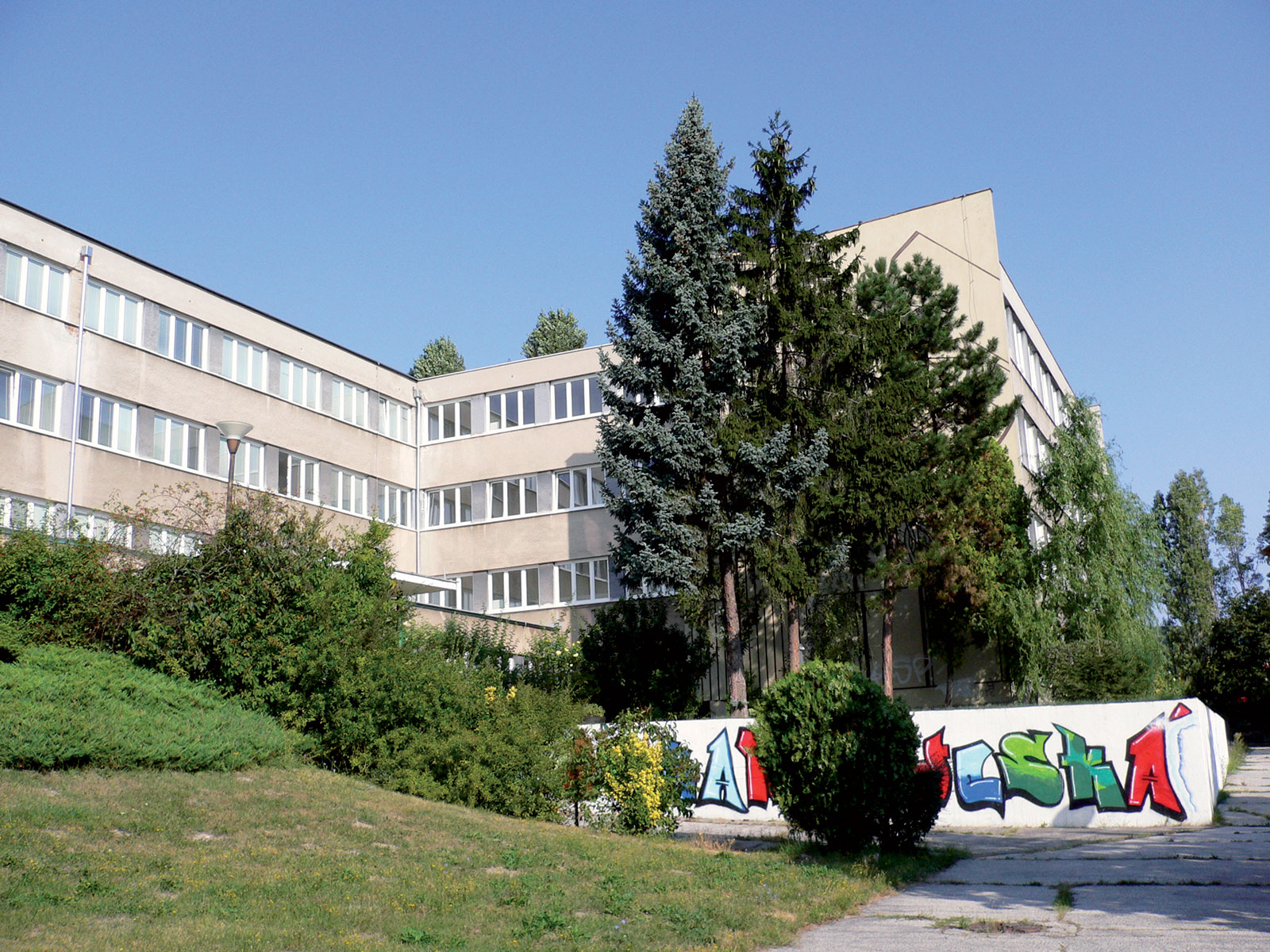 Obr. 1 Posudzovaná škola predstavuje 3 poschodovú nepodpivničenú budovu postavenú koncom 60. rokov 20. storočia.