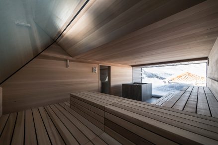 Interiér sauny s panoramatickým výhľadom.