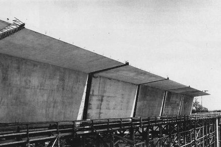 Obr. 1 Most Agerbrucke – prefabrikované segmenty sa vysúvali po podpernej skruži [1].