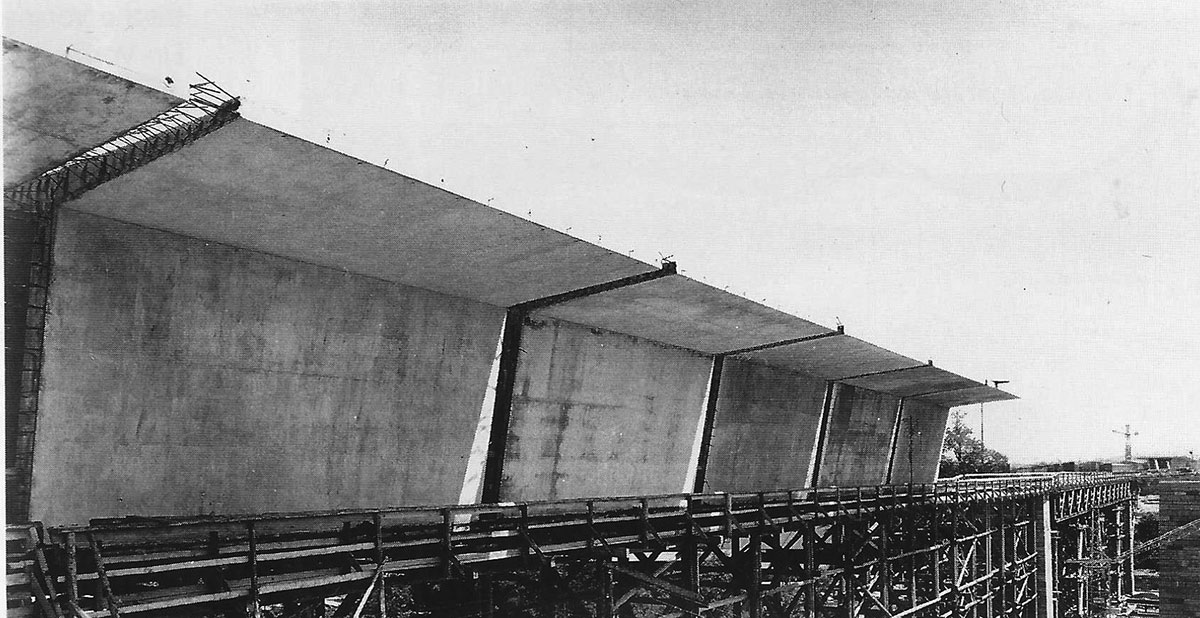 Obr. 1  Most Agerbrucke – prefabrikované segmenty sa vysúvali po podpernej skruži [1].