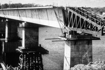 Obr. 2 Výstavba mosta ponad rieku Rio Caronni vo Venezuele [1]