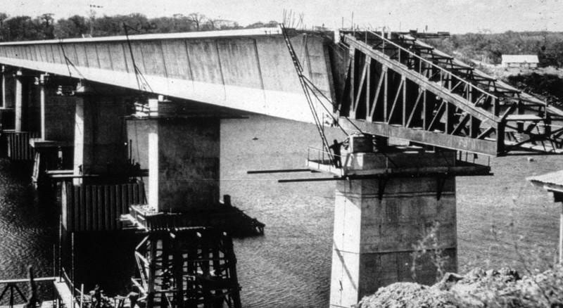 Obr. 2  Výstavba mosta ponad rieku Rio Caronni vo Venezuele [1]