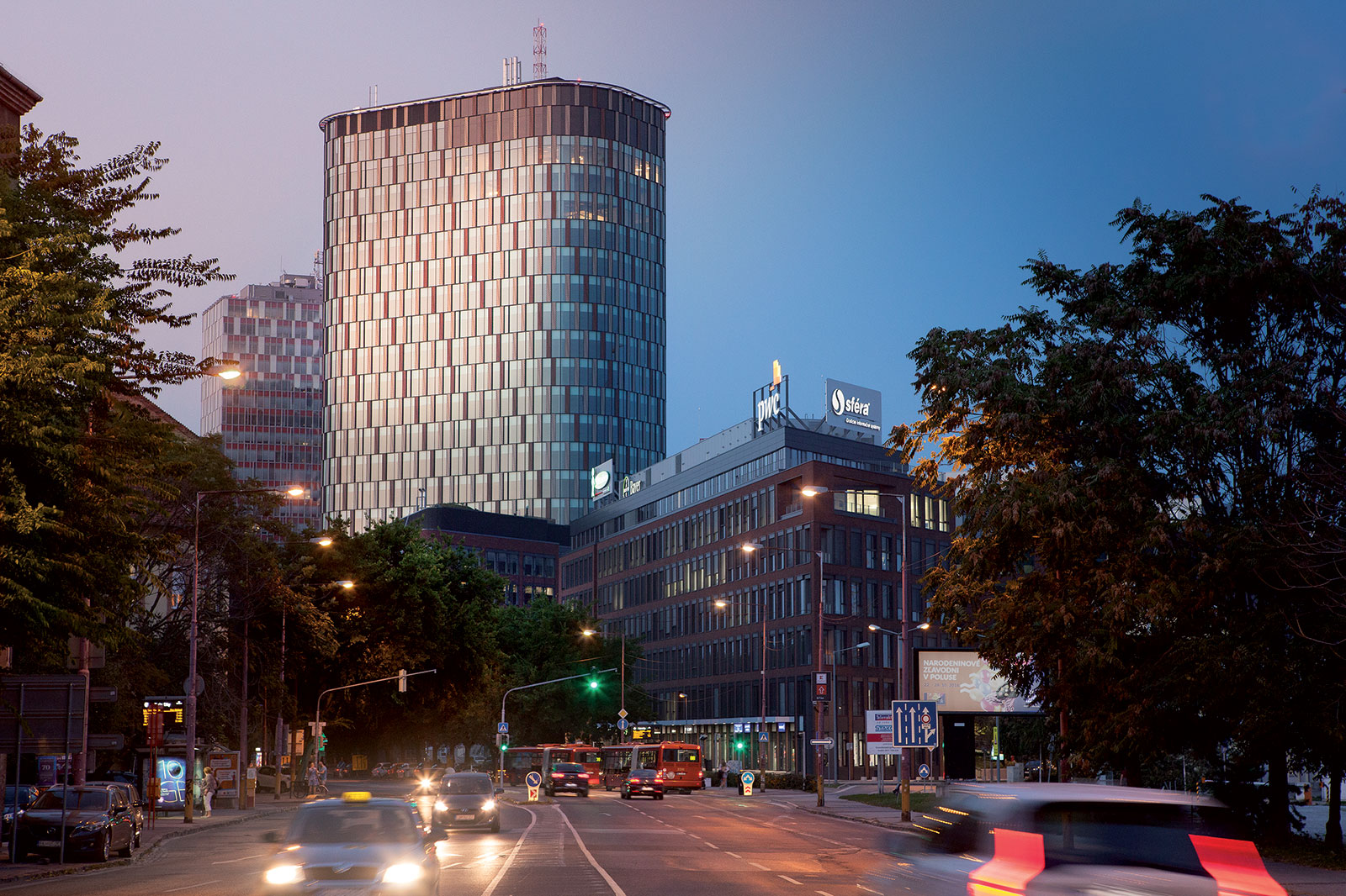 Inšpiráciou pre dizajn fasády Twin City Tower sa stala priemyselná minulosť lokality striedanie plôch evokuje závitnicu oceľového kábla.