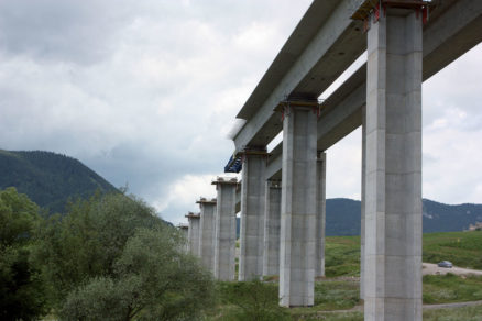 Obr. 12 Pohľad na vysúvaný most pri Ružomberku SO 213 počas výstavby