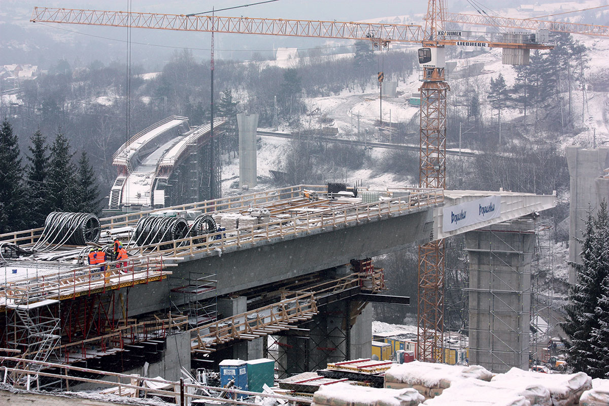 Obr. 13 Pohľad na vysúvaný most vo Svrčinovci počas výstavby