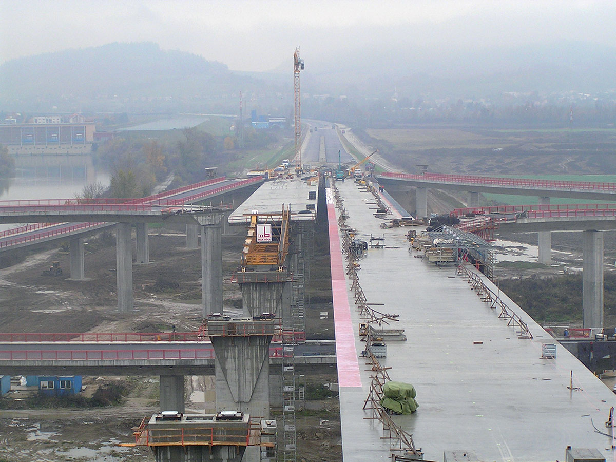 Obr. 6 Pohľad na vysúvaný most v Považskej Bystrici a nadväzujúce prípojné a odbočujúce vetvy