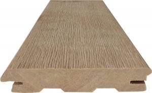 Plnoprofilové dosky WoodPlastic® dokážu verne imitovať rôzne druhy drevených povrchov od jemne zbrúsených a hebkých na dotyk až po patinu starého či atraktívny dizajn drásaného dreva