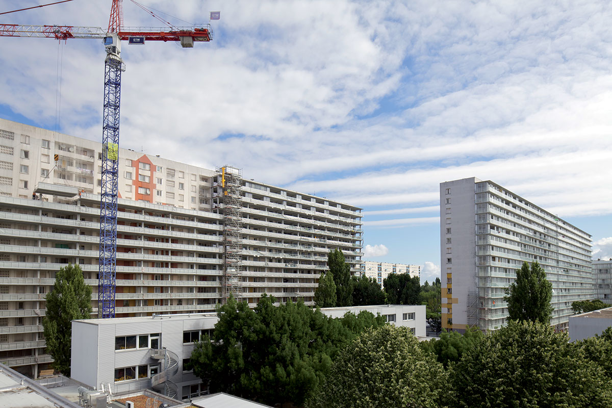 Prístavba k stavbe pribudla ako nadrozmerné lešenie z betónových prefabrikátov. Priamo na stavbe vznikali len základy všetky ostatné prvky boli predpripravené aby architekti ušetrili čas.