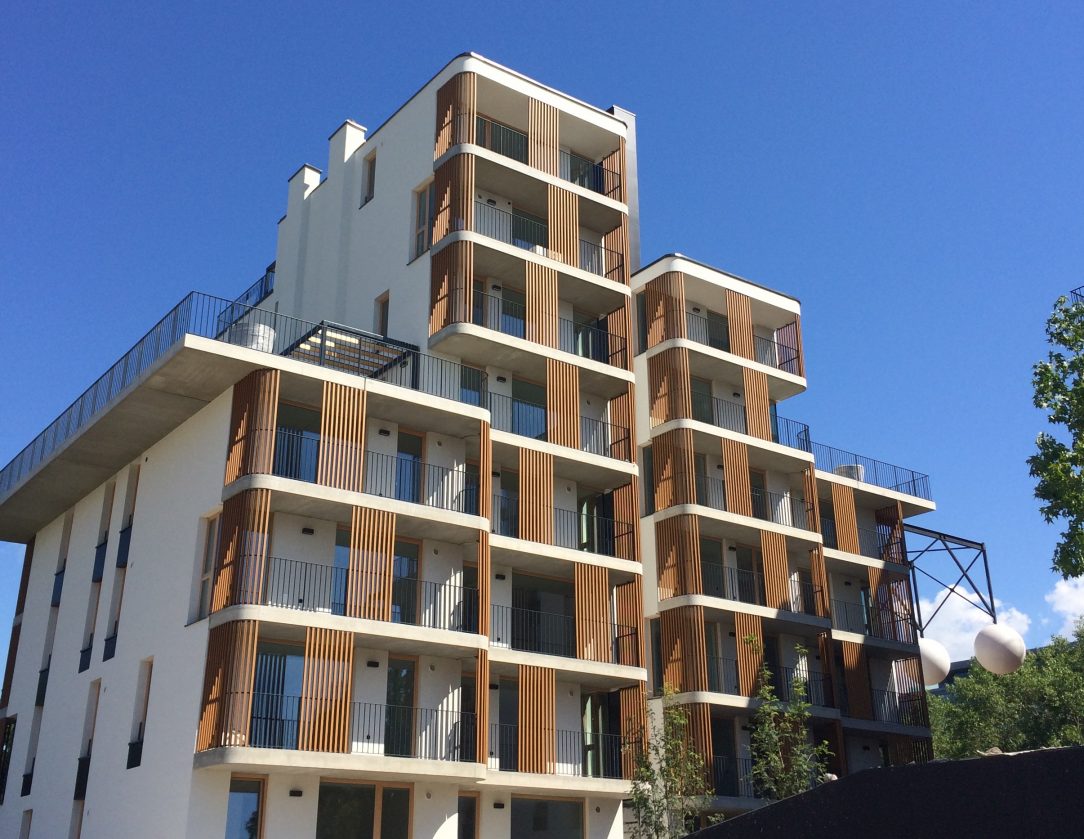 Stavba NIDO - treláže na balkónoch z materiálu WoodPlastic.