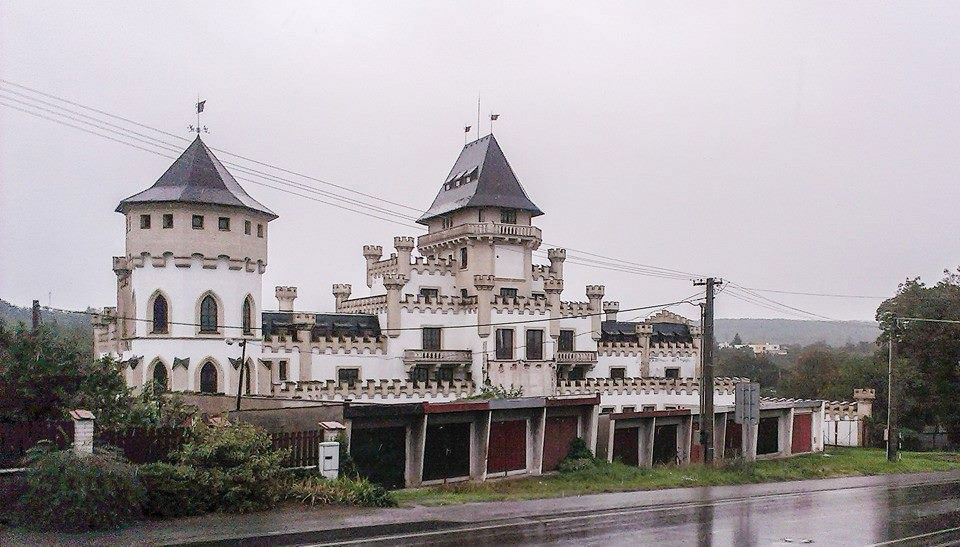 Chateau Etages au Garages