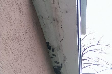 Obr. 2 Zatekanie pod dlažbu a opadávanie betónu z balkónových dosiek