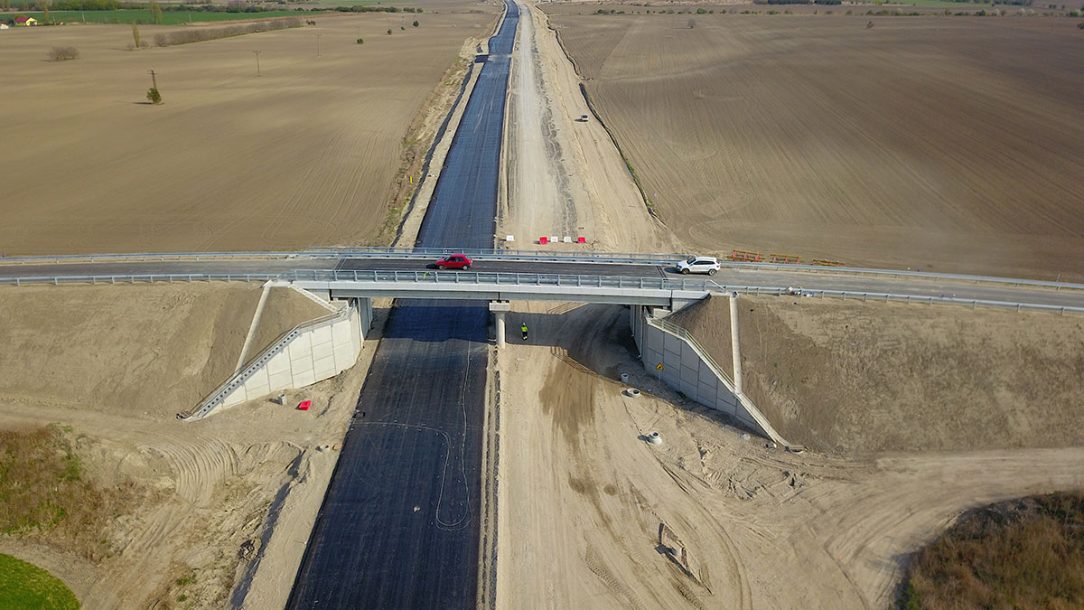 Obr. 3 Prvý skolaudovaný most na 5. úseku R7 Dunajská Lužná Holice most nad R7 na preložke cesty III 06316 v km 13154 R7 stav k 15. 4. 2019