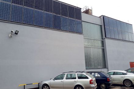 Obr. 5 Na južnej fasáde centrálnej plynovej kotolne sa inštalovalo 36 fotovoltických panelov s celkovým inštalovaným výkonom 99 kWp.