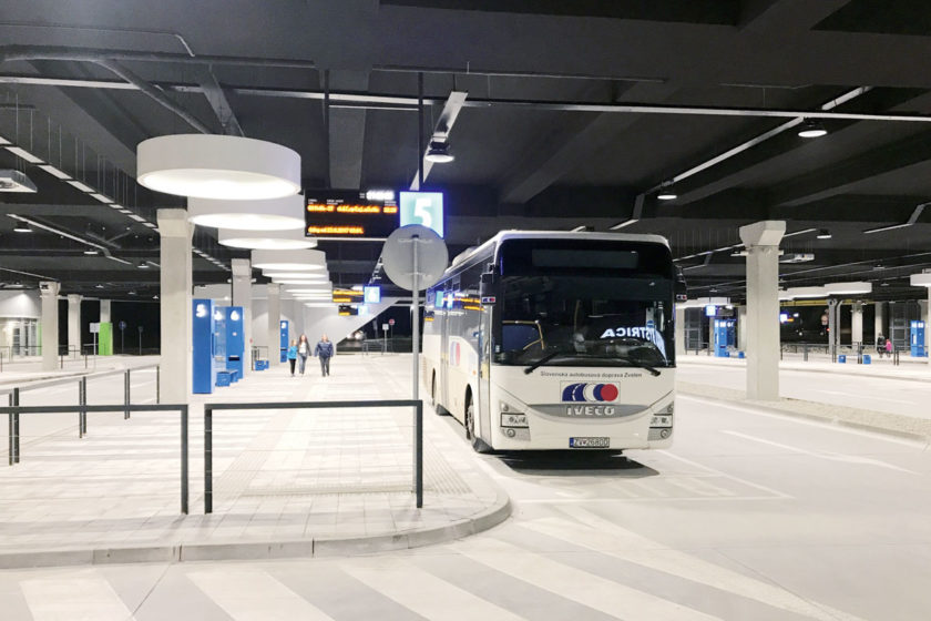 Pohľad na moderné nástupištia autobusovej stanice