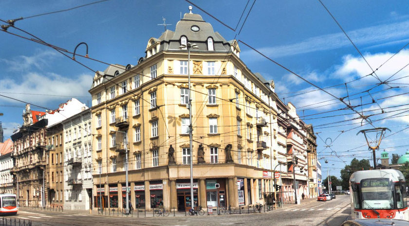 V pamiatkovo chránenom bytovom dome v Olomouci práve prebieha výmena skiel v starých oknách za nové zasklenie s medzisklenou fóliou.