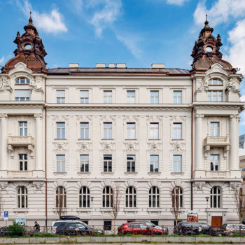 Pôvodným autorom budovy je architekt Jozef Hubert neskoršiu prestavbu a nadstavbu projektoval slovenský architekt Milan Michal Harminc.