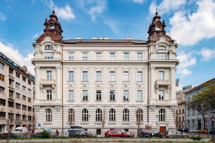 Pôvodným autorom budovy je architekt Jozef Hubert neskoršiu prestavbu a nadstavbu projektoval slovenský architekt Milan Michal Harminc.