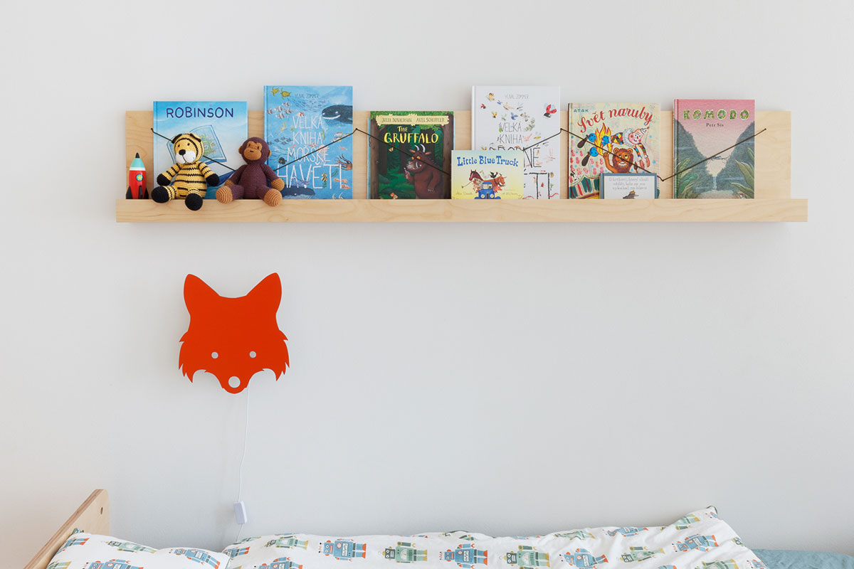 Dizajnová polica na knihy v detskej izbe