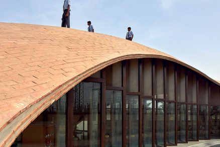 Klenutá strecha je vytvorená pozdĺžnym položením tehál na drevenú formu. 03