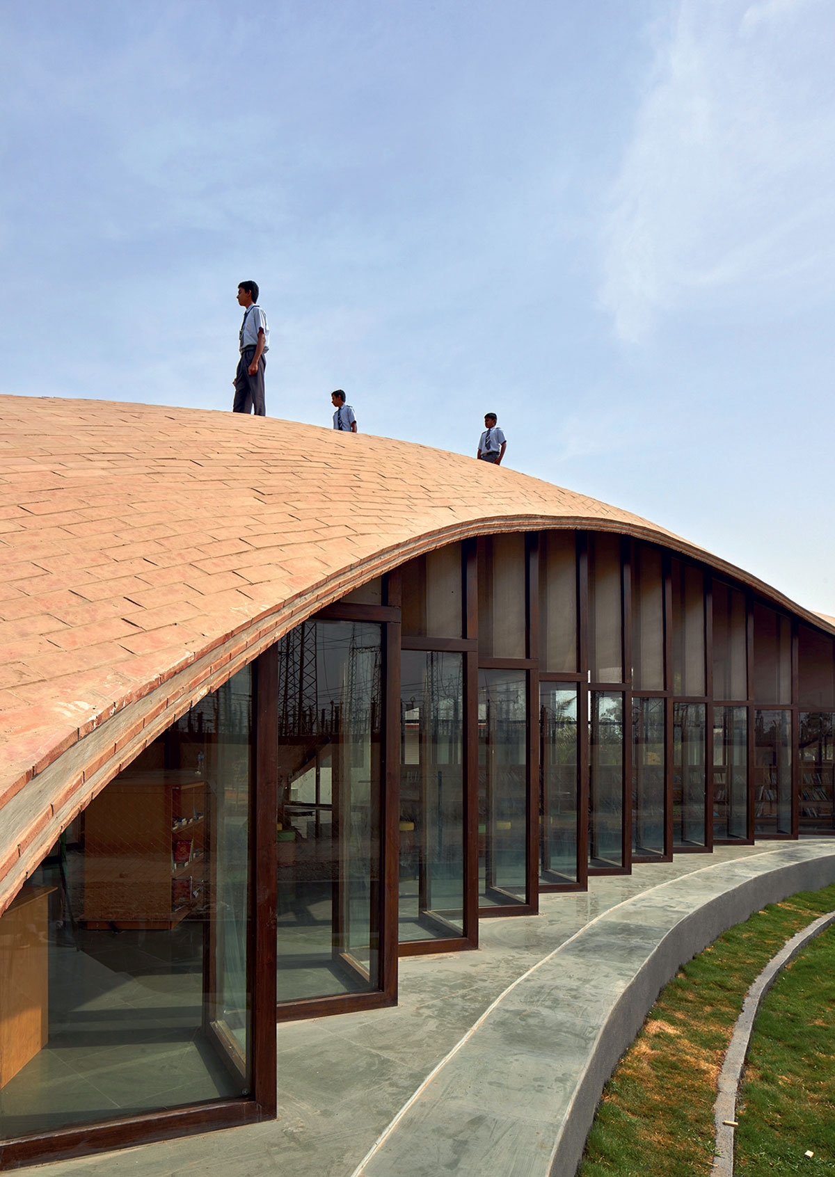Klenutá strecha je vytvorená pozdĺžnym položením tehál na drevenú formu. 03