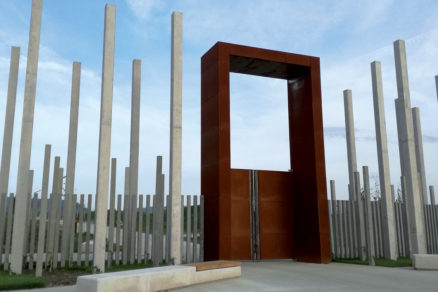 Monumentálna brána slúži aj ako orientačný bod v priestore. Cortenová oceľ má byť pripomienkou večne plynúceho času.