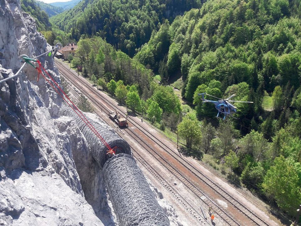 Inštalácia ochranných sietí SteelGrid® HR pomocou vrtuľníka