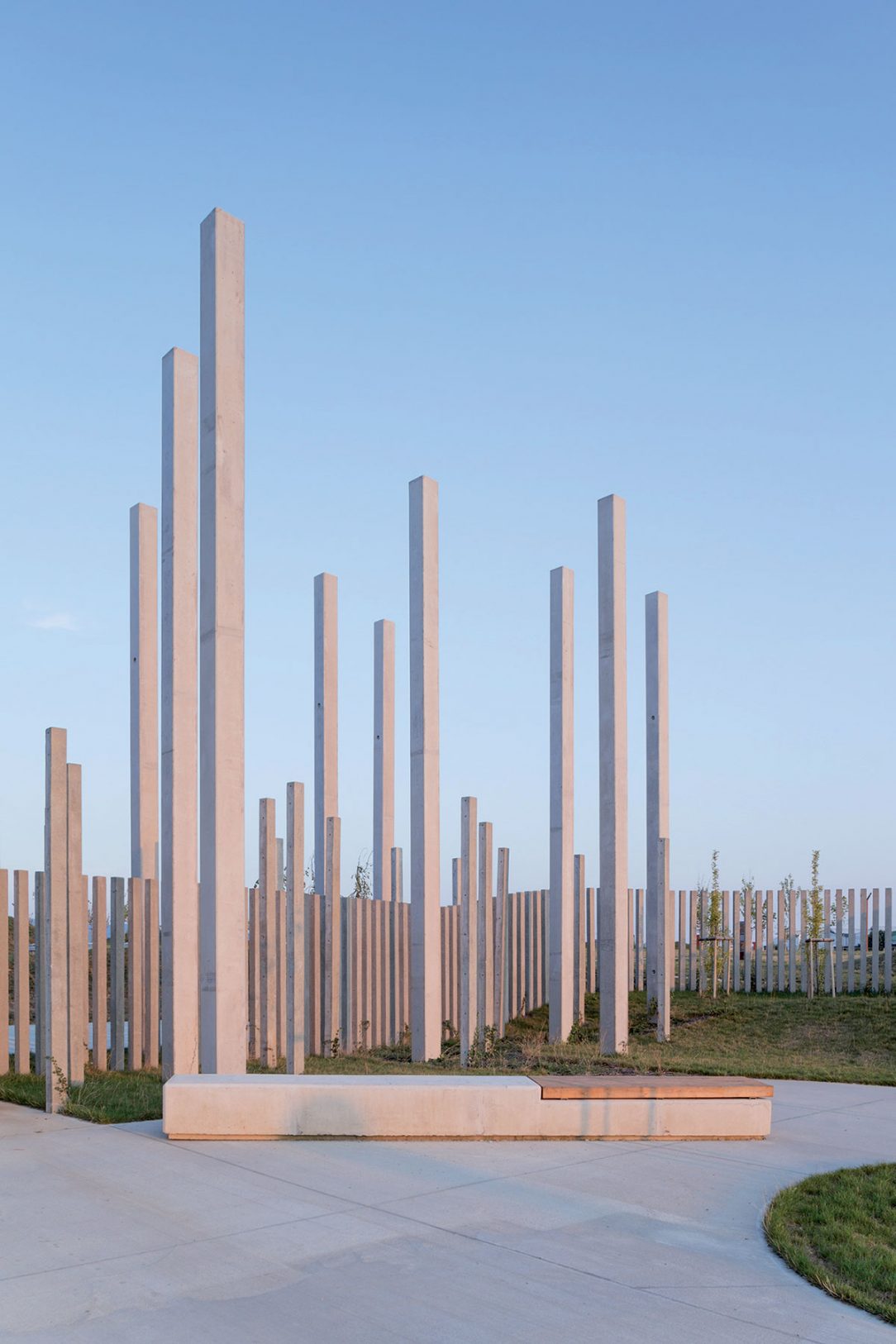 Plot z betónovych stĺpikov slúži viac ako symbolická než skutočná zábrana.